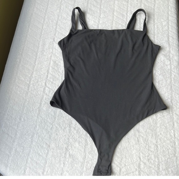 SKIMS Fits Everybody  Square Neck Bodysuit - Picture 5 of 10